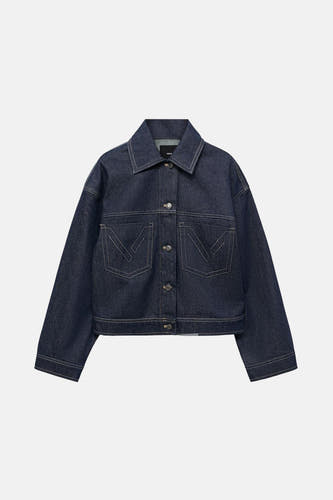 Veste en jeans bleu marine de MANGO, avec des manches longues, une fermeture à boutons et des poches brodées avec des points décoratifs.