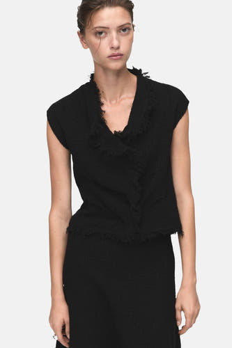 Jupe courte noire de MANGO, en tissu texturé et style simple.