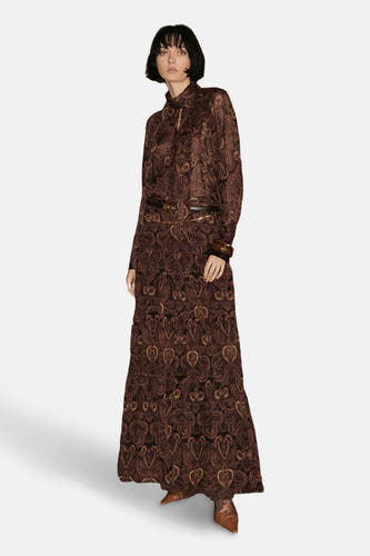 Blouse brune à longues manches de MANGO, avec une impression paisley et un nœud au col.
