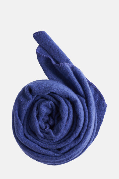 Châle d'hiver bleu de PIECES®, présenté roulé avec du texture et des extrémités bouclées.