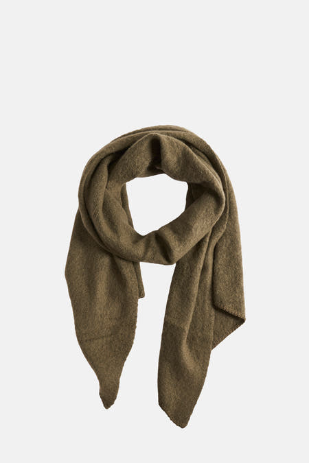 Écharpe verte de PIECES® avec une texture grossière et des extrémités détachées.