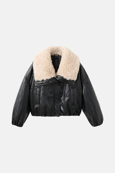 Manteau court noir de MANGO, avec une grande collier beige en teddy.