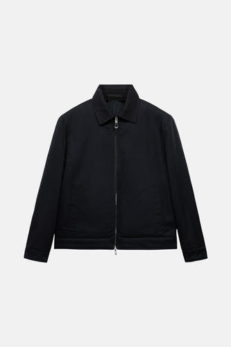 Manteau court bleu de MANGO, avec col et fermeture à glissière devant.