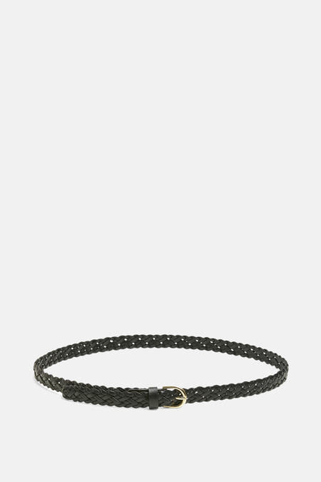 Ceinture noire de PIECES, avec un motif tressé et une boucle dorée.