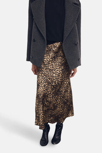 Robe multicolore de MANGO avec un imprimé léopard, associée à une veste grise foncée et des bottes noires.