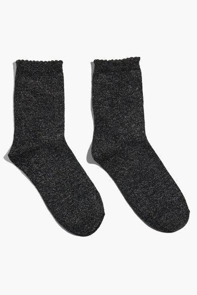 Chaussettes noires à texture scintillante de PIECES®, bord-côte, présentation à plat sur fond blanc