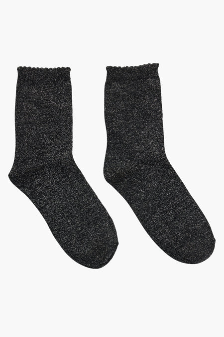 Chaussettes noires à texture scintillante de PIECES®, bord-côte, coupe confortable, pied plat, vue de face