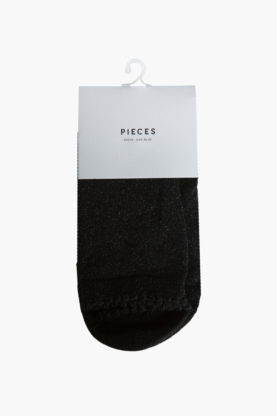 Chaussettes noires de PIECES, avec effet paillettes et emballées dans un emballage blanc avec crochet de suspension.