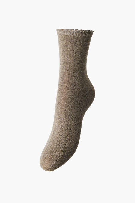 Chaussettes vertes de PIECES® avec fil à paillettes et un ourlet ondulé.