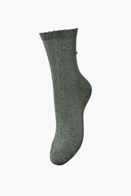 Groene sokken van PIECES® met glitterdraad en een golvend boordje.
