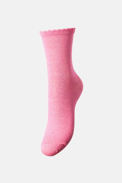 Chaussette rose avec brillance et bord incurvé de PIECES®, affichée de côté, texture fine, look décontracté
