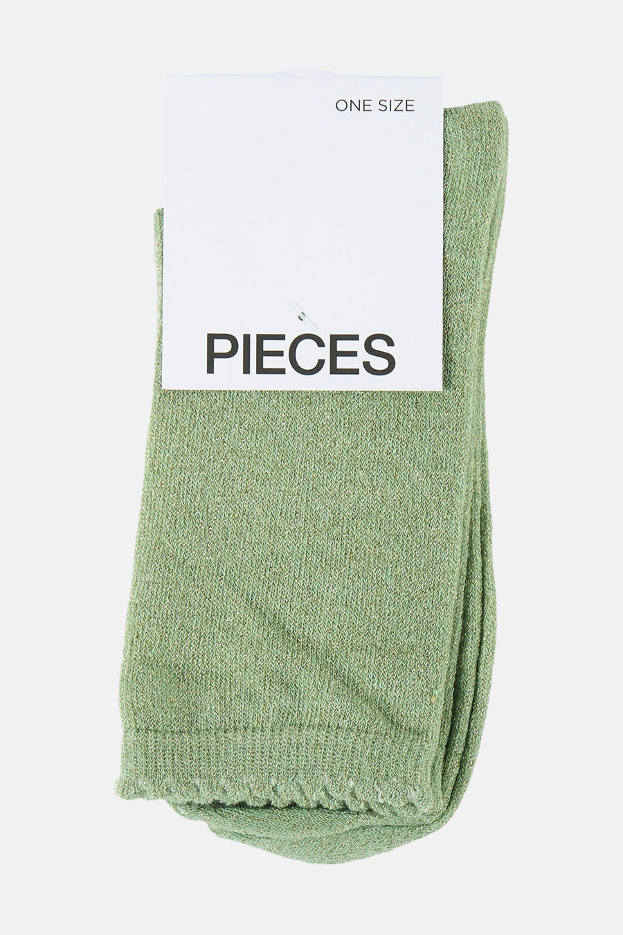 Chaussettes vertes de PIECES avec une texture subtilement brillante, présentées sur un fond blanc.