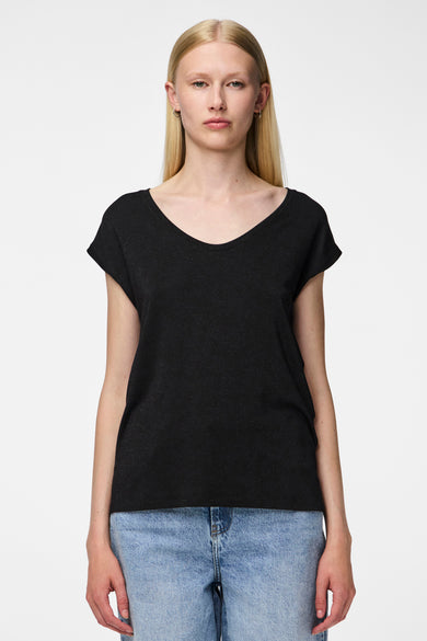 T-shirt noir PIECES®, vu de derrière, associé à un jean large.