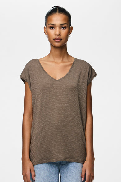 T-shirt brun à manches courtes de PIECES®, avec des rayures horizontales subtiles et un col V.