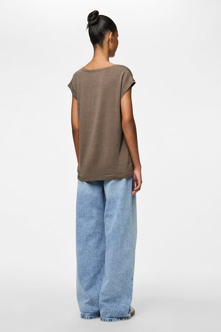 T-shirt brun à manches courtes de PIECES®, vu de derrière, associé à des jeans larges.