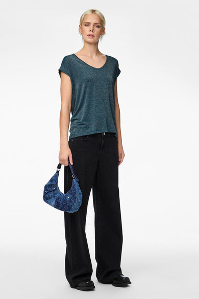 T-shirt bleu de PIECES®, à manches courtes et finition brillante.