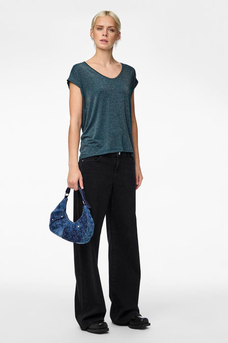 T-shirt bleu de PIECES®, à manches courtes et finition brillante.