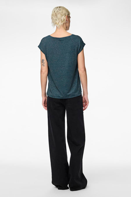 T-shirt bleu de PIECES®, à manches courtes, combiné avec un jean noir évasé, dos.
