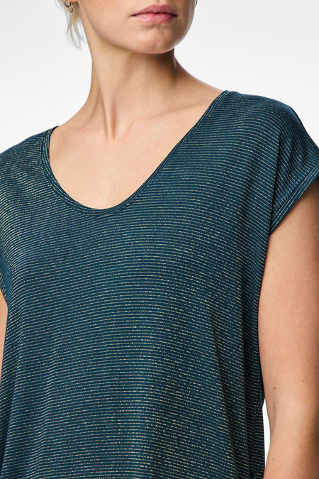 T-shirt bleu de Pieces, avec un col en V et de fines rayures horizontales dorées.