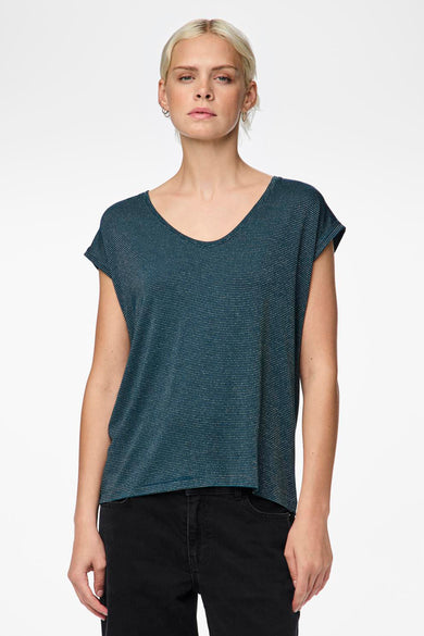 T-shirt bleu à manches courtes et fines rayures horizontales de PIECES®, associé à un jean noir.