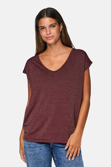 T-shirt Bordeaux à manches courtes de PIECES, avec une texture rayée brillante, associé à un jean bleu.