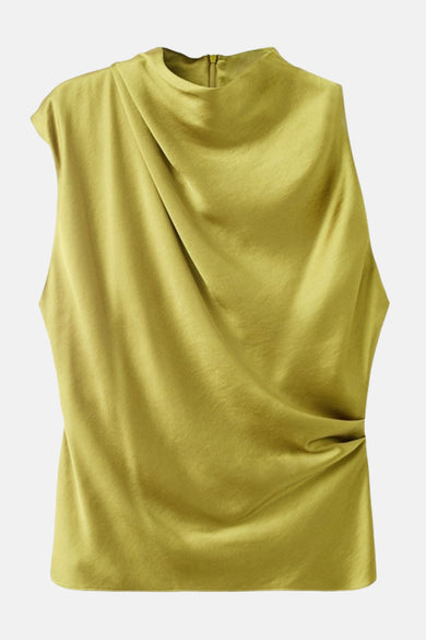 Blouse verte sans manches de MANGO, avec une encolure montante et une ceinture noire à la taille.