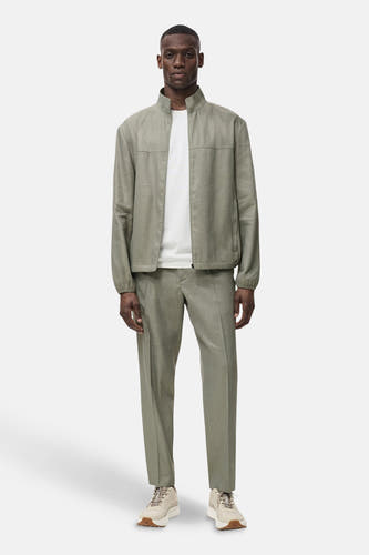 Jean de MANGO, associé à un T-shirt blanc et des baskets crème.