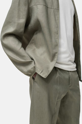 Jean de MANGO, associé à un T-shirt blanc, avec une main dans la poche.