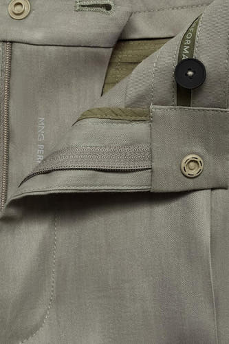 Pantalon MANGO, avec fermeture à boutons et à glissière, en gros plan.