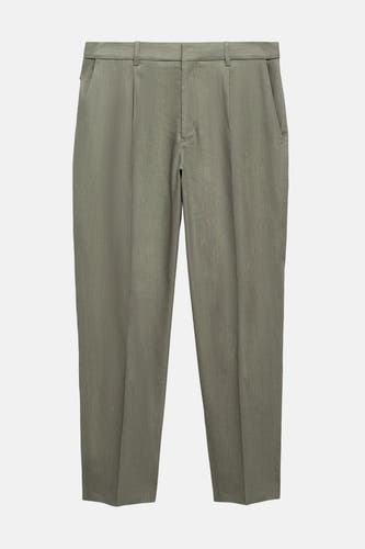 Pantalon de MANGO, avec plis et poches, présenté sur un fond blanc.