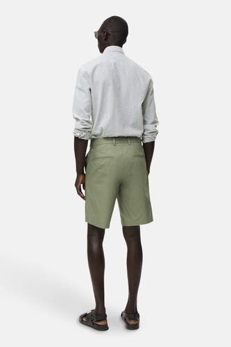 Short vert de MANGO, vu de van van van met met un unéé-shirt et des sandales noires.
