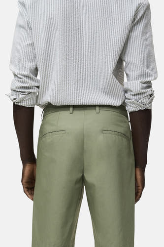 Short vert de MANGO, vu de van van van met met subille poches et une texture lisse.