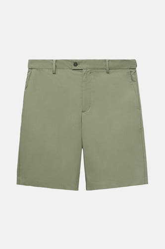 Short vert de MANGO, avec une coupe classique et des détails subtils.