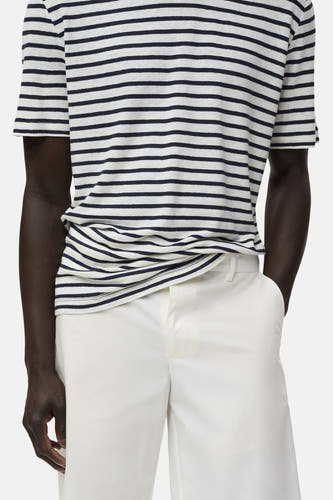 Short blanc de MANGO, pantalons courts droits en courte longueur, avec un t-shirt rayé.