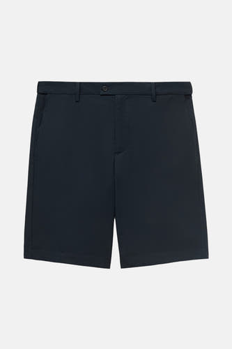 Short bleu de MANGO, avec une couleur unie et une coupe classique.