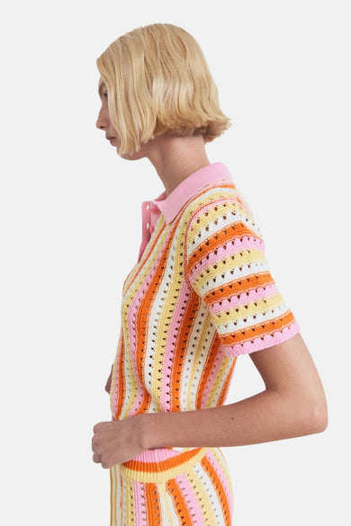 Polo multicolore à manches courtes de MANGO, avec un motif tricoté rayé et une col en rose, en vue latérale.