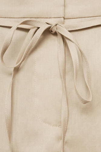 Bermudas beige de MANGO, avec une ceinture à nouer et des détails de poche subtils.