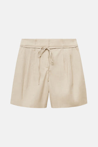 Bermuda beige de MANGO avec ceinture à nouer et plis.