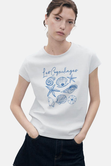 T-shirt bleu à manches courtes de MANGO, avec un motif de coquillages bleus et le texte "Les Coquillages".
