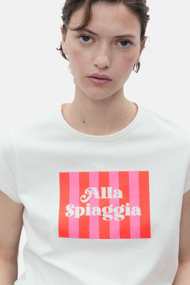T-shirt blanc à manches courtes de MANGO, avec un motif coloré 'Alla Spiaggia' sur la poitrine.