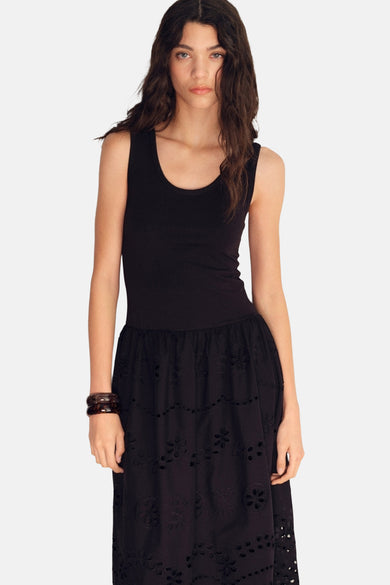 Robe sans manches noire de MANGO, avec des détails brodés dans la jupe et un col rond simple.