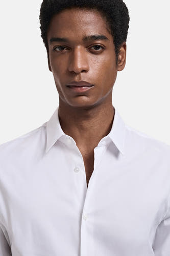 Chemise blanche à manches longues de MANGO, plan rapproché avec des boutons visibles.