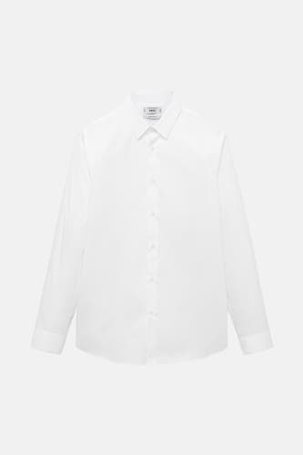 Chemise blanche à manches longues de MANGO, tissu uni avec col boutonné.