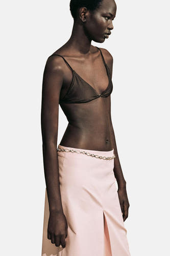 Robe rose 3/4 de MANGO, avec une ceinture argentée et une fente à l'avant.