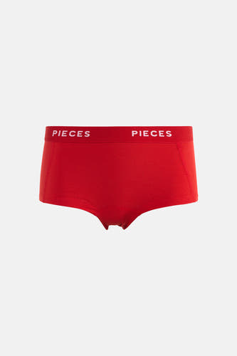 Shorty rouge de PIECES® avec une ceinture élastique ornée du logo de la marque, vu de dos.