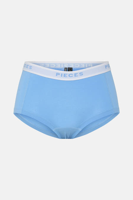 Shorty bleu de PIECES, avec une bande élastique blanche avec le logo de la marque.