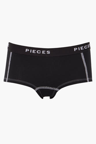 Shorty noir de PIECES avec des surpiqures blanches et une bande élastique avec logo.