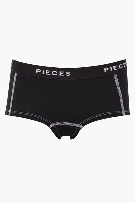 Shorty noir de PIECES avec des surpiqures blanches et une bande élastique avec logo.