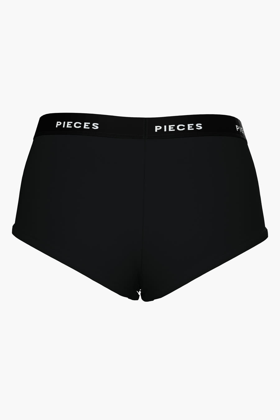 Shorty noir de PIECES, doté d'une ceinture élastique avec des logos.