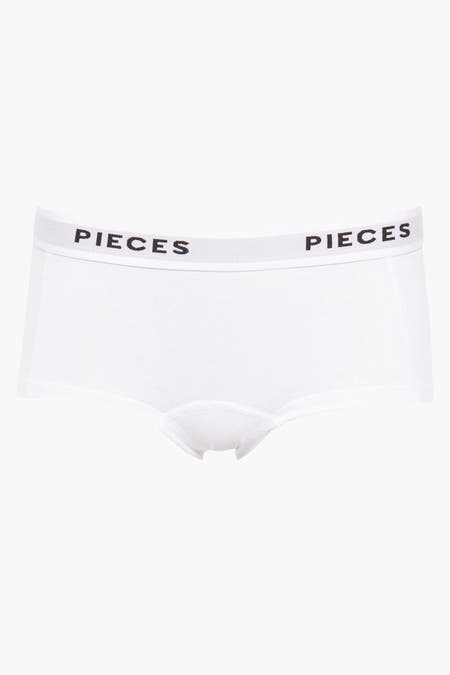 Shorty blanc de PIECES, avec une ceinture élastique ornée du logo.